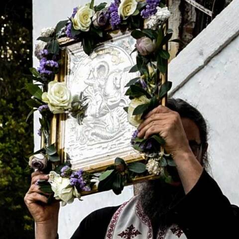 Ιερέας κρατά την εικόνα του Αγίου Γεωργίου