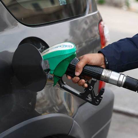 Υπάλληλος βενζινάδικου βάζει βενζίνη σε αυτοκίνητο