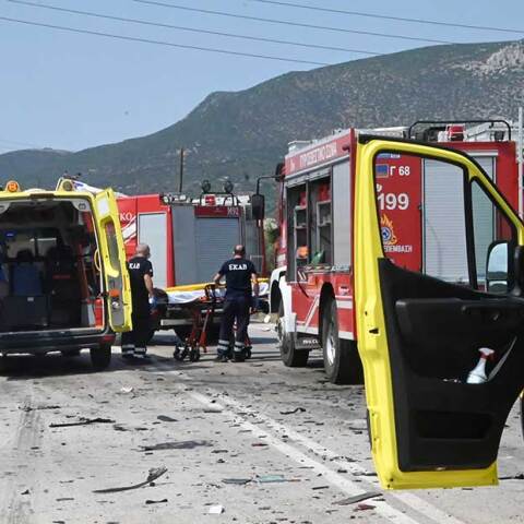 Ασθενοφόρα του ΕΚΑΒ και οχήματα της Πυροσβεστικής σε τροχαίο δυστύχημα