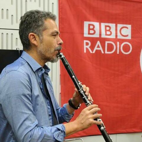 Μάνος Αχαλινωτόπουλος: Ένας λόγιος κλαριτζής, από τα πανηγύρια στις διεθνείς αίθουσες συναυλιών