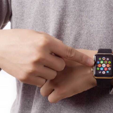 Άνδρας δείχνει το Apple Watch που έχει στον καρπό του