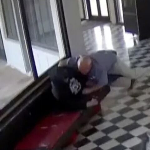 Οκλαχόμα: Κάμερα ασφαλείας κατέγραψε τη στιγμή που διευθυντής σχολείου ακινητοποιεί ένοπλο στο λύκειο Pauls Valley, σώζοντας μαθητές και προσωπικό