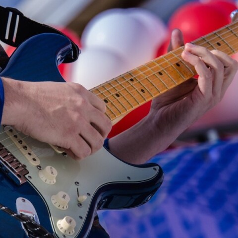 Άνδρας παίζει κιθάρα στο σπίτι