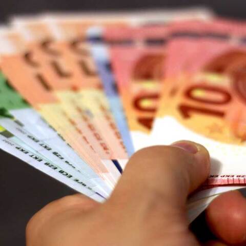 Χαρτονομίσματα του ευρώ στο χέρι