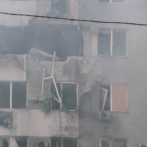 Τρύπα σε πολυκατοικία μετά τη ρωσική επίθεση με drone στην Οδησσό