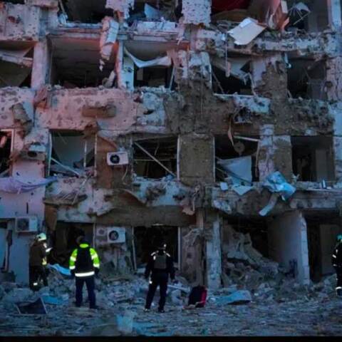 Ζημιές σε κτίριο στην Ουκρανία μετά τον ρωσικό βομβαρδισμό