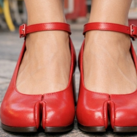 Πόση γοητεία μπορεί να κρύβουν αυτά τα, ομολογουμένως, άσχημα παπούτσια;