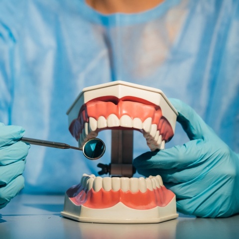 Οδοντίατρος κρατά στα χέρια του οδοντοστοιχία