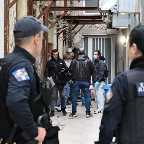 Την έσπρωξε από τον 3ο όροφο ή την κυνηγούσε και έπεσε -  Τα σενάρια που εξετάζουν οι Αρχές για την 30χρονη νεκρή