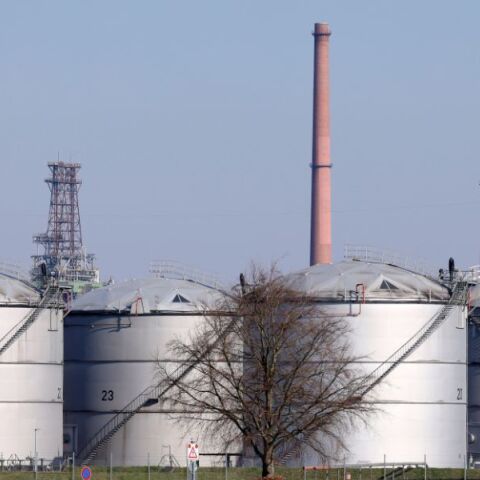 Οι τιμές ενέργειας υποχώρησαν κατά 10% μετά την απόφαση του Ιράν να ανοίξει τα Στενά του Ορμούζ, ενισχύοντας τις ελπίδες για αποκλιμάκωση της κρίσης.