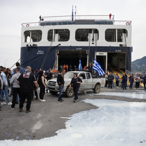 Κτηνοτρόφοι έχυσαν γάλα στυο λιμάνι της Μυτιλήνης