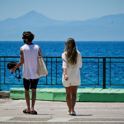 Ζευγάρι πηγαίνει για μπάνιο σε παραλία