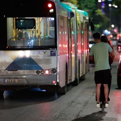 Ηλικιωμένη ξέχασε τσάντα με 30.000 ευρώ και χρυσές λίρες σε λεωφορείο και της επιστράφηκε