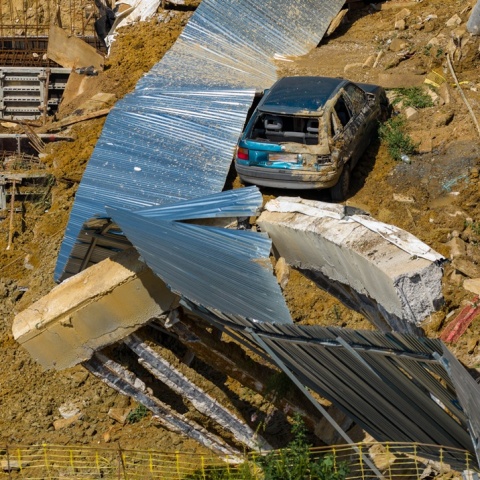 Δρόμος στη Θεσσαλονίκη «κατάπιε» αυτοκίνητα - Συνελήφθη υπεύθυνος έργου 