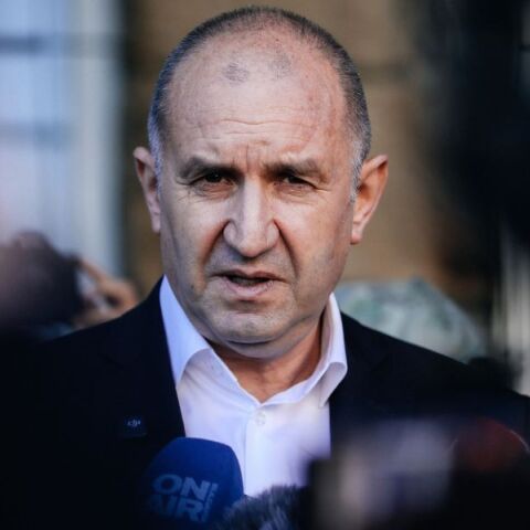 Ο Ρούμεν Ράντεφ κερδίζει καθαρή πλειοψηφία και υπόσχεται σταθερότητα, μεταρρυθμίσεις και πιο πραγματιστική στάση της Βουλγαρίας στην Ευρώπη.