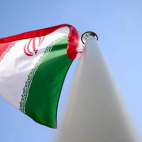 Η σημαία του Ιράν κυματίζει στον ιστό της