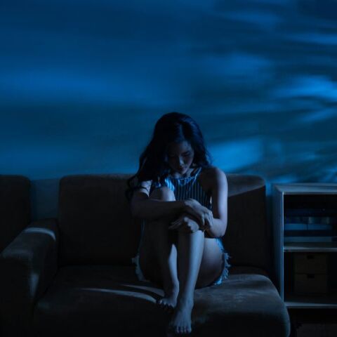 Ο φόβος του σκοταδιού είναι αρχέγονος μηχανισμός επιβίωσης - Η εξέλιξη, η αμυγδαλή και η βιολογία εξηγούν γιατί το σώμα μας ενεργοποιείται πριν καν σκεφτούμε.