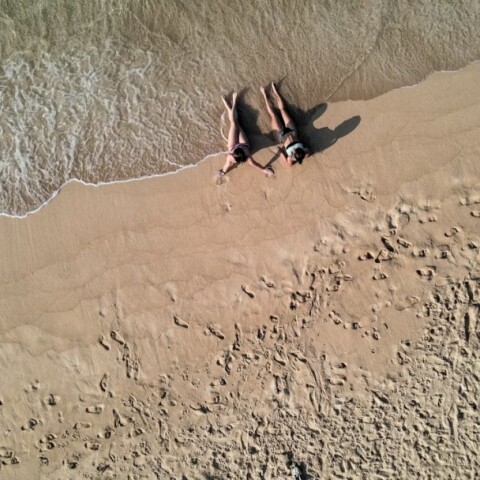 Λουόμενοι σε διακοπές στην παραλία