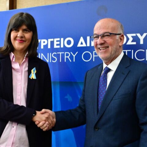 Στο υπουργείο Δικαιοσύνης η Λάουρα Κοβέσι - Σε εξέλιξη συνάντηση με τον Φλωρίδη