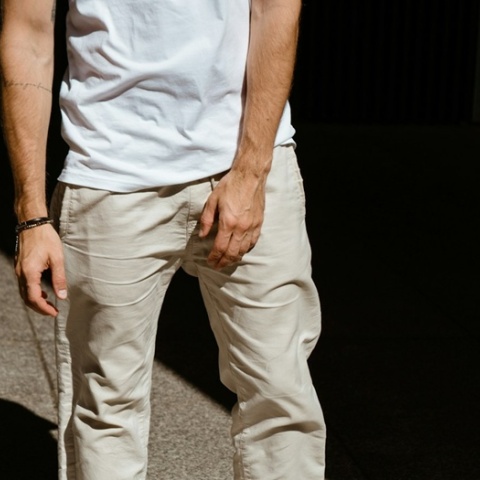 Άτομο που φαίνεται σε φώτο από τη μέση και κάτω