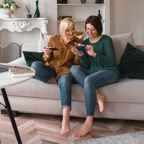 Συγκατοίκηση γυναικών άνω των 40: νέα τάση σε Ευρώπη και ΗΠΑ που συνδυάζει αυτονομία, κοινότητα και λύσεις στη μοναξιά και το κόστος ζωής.