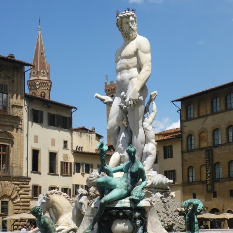 Φλωρεντία: Τουρίστρια σκαρφάλωσε σε ιστορικό συντριβάνι για να πιάσει… τα γεννητικά όργανα του Ποσειδώνα - Προκάλεσε ζημιές 5.000€