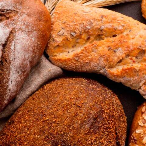 Ψωμιά σε πάγκο φούρνου