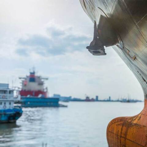 Αγκυροβολημένο πλοίο σε λιμάνι