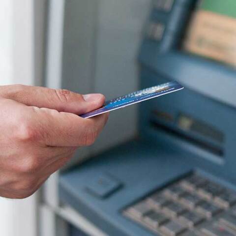 Άνδρας ετοιμάζεται να βάλει την κάρτα στο ΑΤΜ