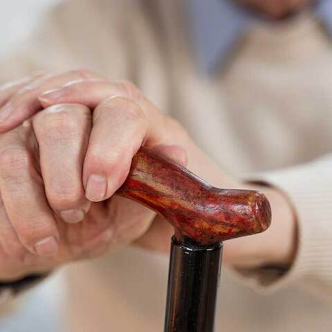 Ηλικιωμένος με μπαστούνι