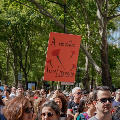 Πολίτες στους δρόμους για την επέτειο της Επανάστασης των Γαρυφάλλων