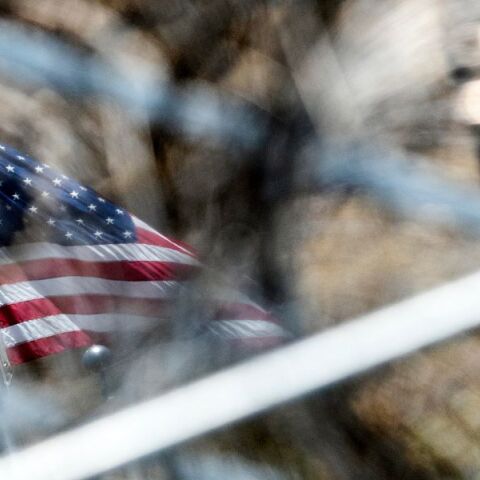 ΗΠΑ: Η κυβέρνηση Τραμπ επαναφέρει τα εκτελεστικά αποσπάσματα και την ηλεκτροπληξία - Αντιδράσεις για τη θανατική ποινή και τα ανθρώπινα δικαιώματα.