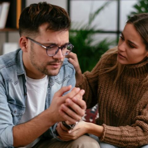 Ειδικός στις σχέσεις εξηγεί γιατί η εμμονή με τα προειδοποιητικά σημάδια του παρελθόντος εμποδίζει την οικειότητα και την οικοδόμηση εμπιστοσύνης στο παρόν.