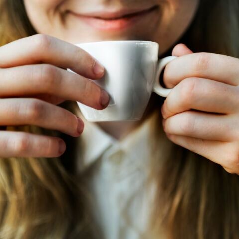 Η τακτική κατανάλωση καφέ ενισχύει σημαντικά τη διάθεση και μειώνει το άγχος