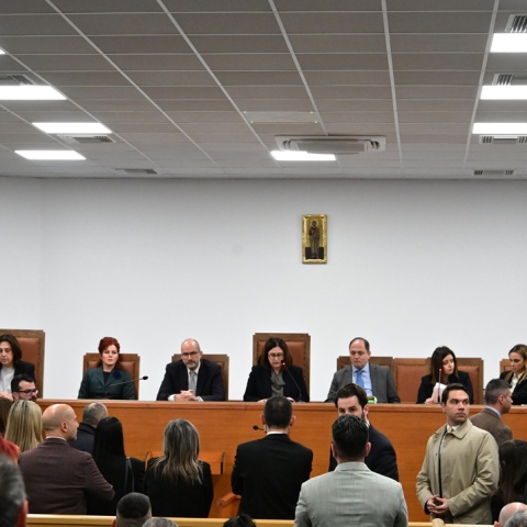 Στιγμιότυπο από την αίθουσα όπου εκδικάζεται η υπόθεση του πολύνεκρου σιδηροδρομικού δυστυχήματος στα Τέμπη