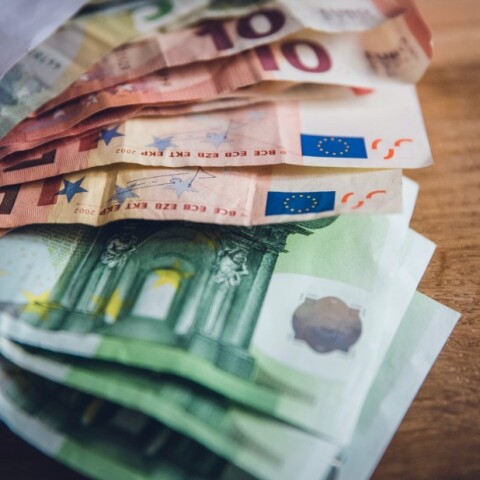 Χαρτονομίσματα του ευρώ σε τραπέζι