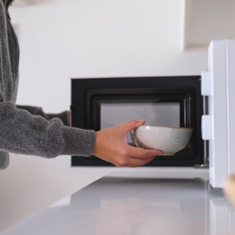 Γιατρός προειδοποιεί: Το λάθος στο ζέσταμα φαγητού στον φούρνο μικροκυμάτων που αυξάνει τον κίνδυνο για την υγεία - Πώς να προστατευτείτε