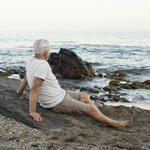 Συνταξιούχος σε παραλία αγνατεύει τη θάλασσα