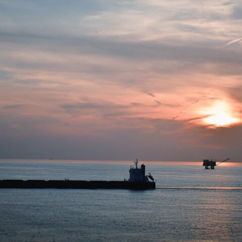 Δεξαμενόπλοιο και εξέδρα άντλησης πετρελαίου