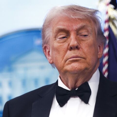 Τραμπ: Το Ιράν βρίσκεται σε κατάσταση κατάρρευσης, θέλουν να ανοίξουμε τα Στενά του Ορμούζ