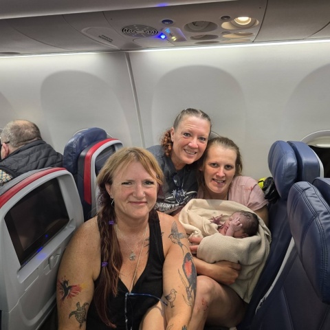 Γυναίκα γέννησε την κόρη της εν ώρα πτήσης - 30 λεπτά πριν την προσγείωση