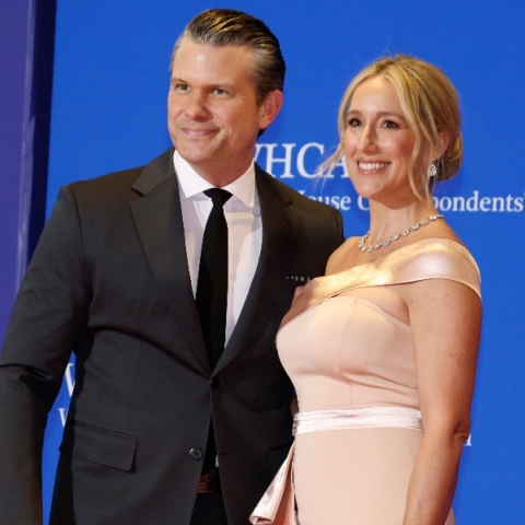 Η Τζένιφερ Ροσέ με το... επίμαχο φόρεμα στο πλευρό του συζύγου της, Πιτ Χέγκσεθ