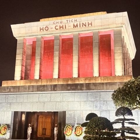 Συζητώντας με τέσσερις Σλοβένους στο Βιετνάμ για τον σοσιαλισμό