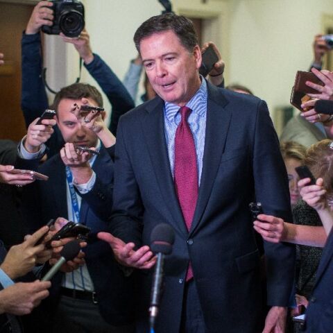 Παραδόθηκε στις αρχές ο πρώην διευθυντής του FBI Τζέιμς Κόμεϊ που κατηγορείται ότι απείλησε τη ζωή του Τραμπ