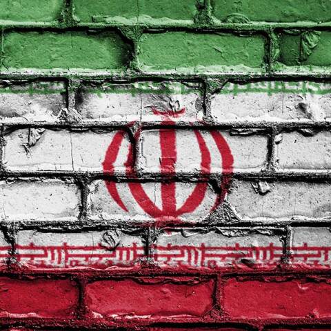 Σημαία του Ιράν ζωγραφισμένη σε τοίχο με τούβλα