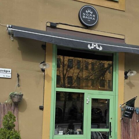 Στη Στοκχόλμη άνοιξε το πρώτο καφέ που διοικείται από AI - Η «Mona» χειρίζεται άδειες, προμήθειες και προσωπικό, με λάθη αλλά και εντυπωσιακή λειτουργικότητα.