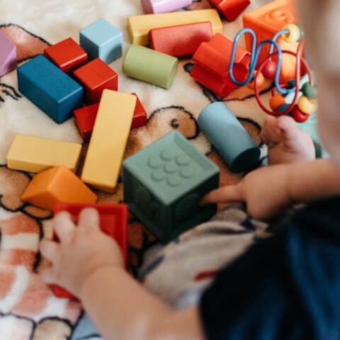 Παιδί παίζει με παιχνίδια στο πάτωμα