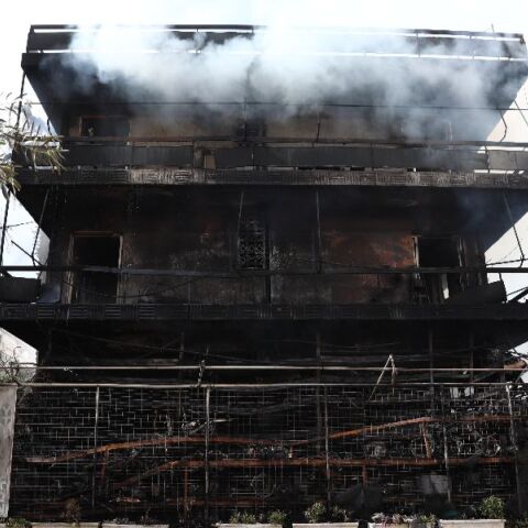 Υπό έλεγχο η φωτιά στο Ίλιον - Κάηκαν ολοσχερώς τα δύο διαμερίσματα πάνω από το κατάστημα