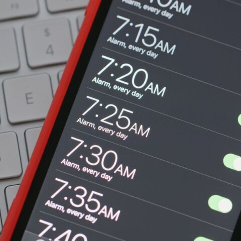 Η ενημέρωση iOS 26.4 επιτρέπει την ταυτόχρονη ενεργοποίηση του ξυπνητηριού σε iPhone και Apple Watch, δίνοντας τέλος στον κίνδυνο του υπερβολικού ύπνου.