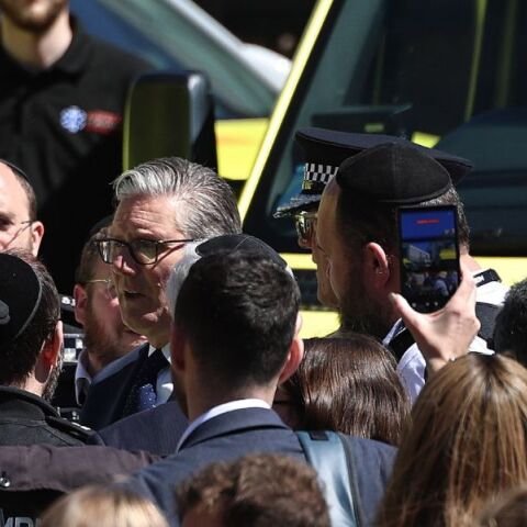 Διαδηλωτές αποδοκίμασαν τον Κιρ Στάρμερ στο Λονδίνο μετά την επίθεση κατά δύο Εβραίων - Η κυβέρνηση της Βρετανίας ανακοίνωσε νέα μέτρα ασφαλείας 